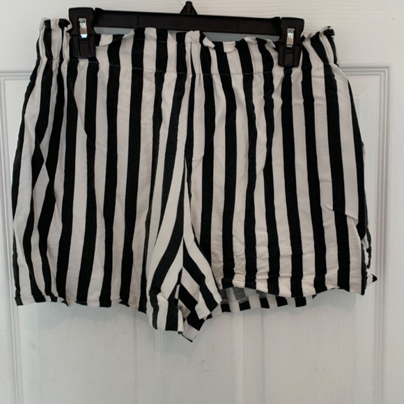 BCBG Generation loose fitting summer shorts - Picture 3 of 4